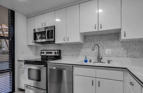 Marina del Rey Condo | STUNNING 1Bd+1BT CONDOMINIUM WITH GORGEOUS LAKE VIEW RESORT-STYLE ALL INCLUSIVE!