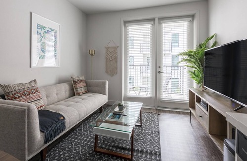Wilshire Apartment | Stunning 1BR Near Staples Center w/ Many Amenities