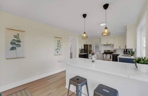 Bryn Mawr-Skyway House | Stunning 3 BR Seattle Lake View House with AC & Heat