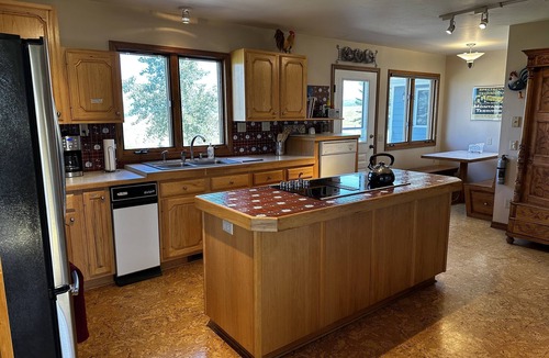 Bozeman House | Stunning 360° Vistas - Swim/Skating Pond - 10 Min. to Downtown