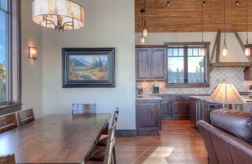 Big Sky House | Stunning 5 Bedroom 5.5 Bath Home, Private Hot Tub, Ski in/out, & Lodge Access