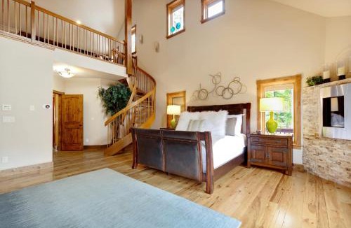 Blue River House | Stunning 6BR Lodge w Beautiful Mt Quandary Views
