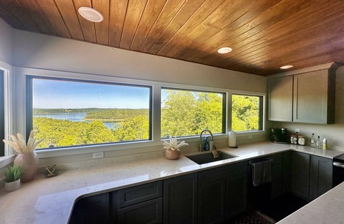 Henderson House | Stunning Brand New 4BR Lakeview Home with 8 person HotTub