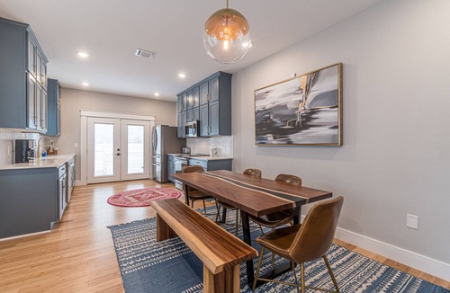 Southtown House | Stunning Downtown Lavaca home - Convention Center, Riverwalk & more - w/HotTub