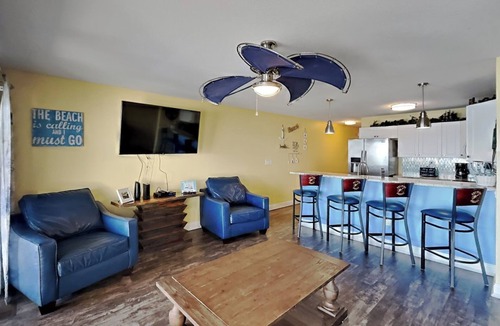 Put-in-Bay Condo | Stunning Lakefront Condo - 4 BR, 2 BA, Kitchen, Waterfront Deck -10 ppl -C113