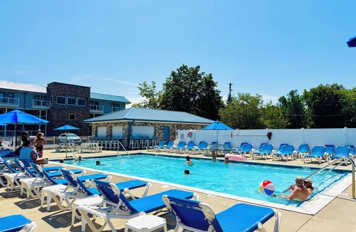 Put-in-Bay Condo | Stunning Lakefront Condo - 4 BR, 2 BA, Kitchen, Waterfront Deck -10 ppl -C113
