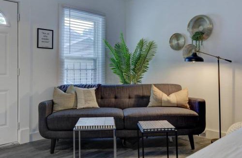 Central Gardens Apartment | Stunning Memphis Neighborhood Guest House