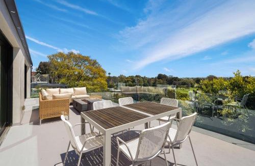 Culver - West House | Stunning Modern 5BR Family Mansion, Panoramic views of Penmar Golf, Pet Friendly!