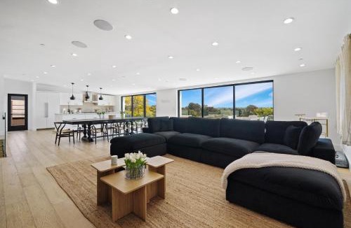Culver - West House | Stunning Modern 5BR Family Mansion, Panoramic views of Penmar Golf, Pet Friendly!