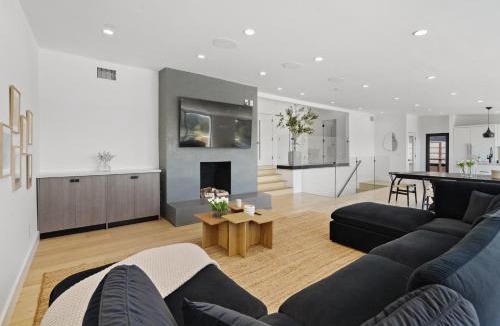 Culver - West House | Stunning Modern 5BR Family Mansion, Panoramic views of Penmar Golf, Pet Friendly!