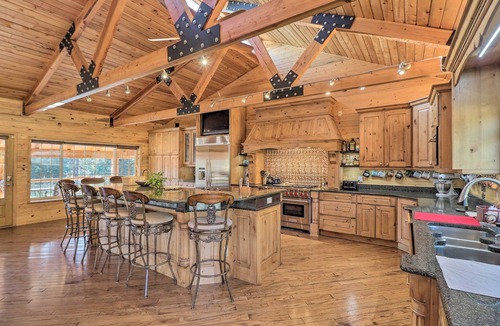 Olney Cabin | Stunning Montana Retreat: Hot Tub, On-Site Hiking!