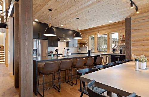 Victor House | Stunning mountain modern cabin with unique features close to National Forest