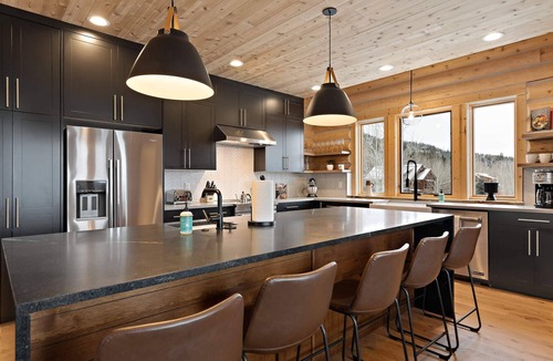 Victor House | Stunning mountain modern cabin with unique features close to National Forest
