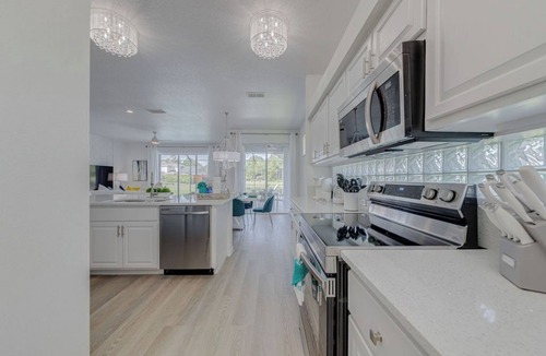 Sunset Lakes House | Stunning newly refurbished home with pool and water views. Baby Yoda Theme Room