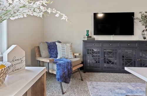 Meridian House | Stunning Private 3 Bedroom Home in the Heart of Me