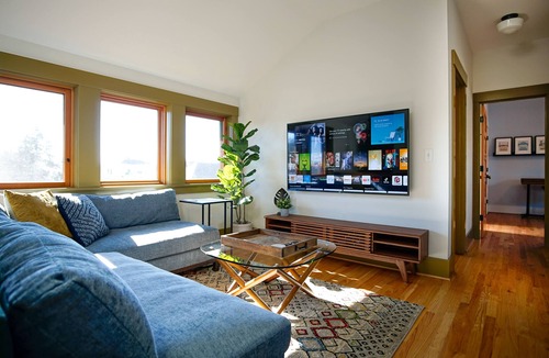 Foster - Powell House | Stunning Remodeled 5-BR Craftsman. 4x King Beds + 2x Twin XL! With AC & Laundry