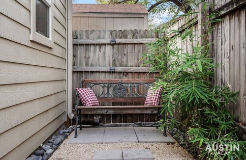 Galindo Condo | Stunning S Lamar Apt | Walk to Music + Bars + Food