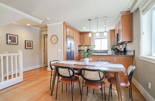 Atlantic House | Stunning Townhome with Loft Space, Chefs Kitchen