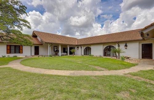 Paluxy House | Stunning Views! Luxurious & Secluded Glen Rose Gem
