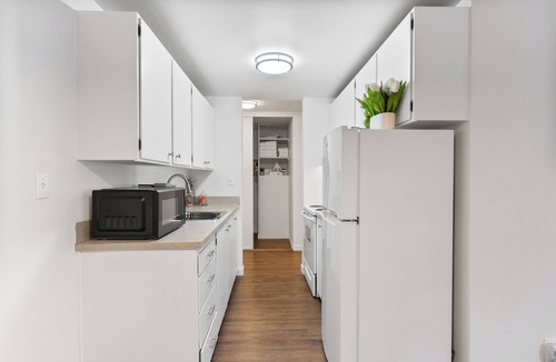 University District Apartment | Stylish 1-bedroom apartment in U-District two blocks to Light Rail!