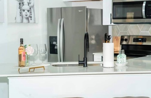 Brown Road Apartment | Stylish 1-Bedroom in Steele Creek area near Airport and Shopping!