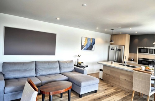 East Hollywood Apartment | Stylish 1-Bedroom Townhouse Retreat in East Hollywood