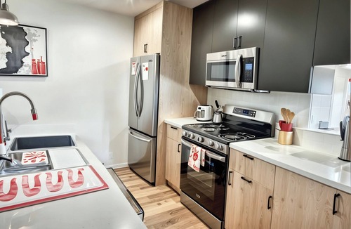 East Hollywood Apartment | Stylish 1-Bedroom Townhouse Retreat in East Hollywood