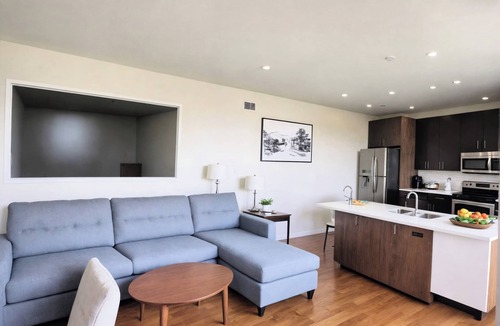 East Hollywood Apartment | Stylish 1-Bedroom Townhouse Retreat in East Hollywood