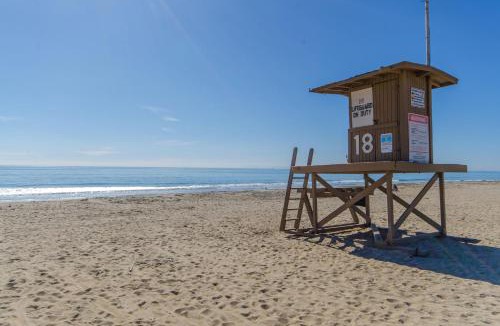 Balboa Peninsula House | Stylish 2Br Upstairs Cottage W Ac One House From Beach By Beachview Rentals