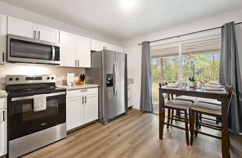 Springdale House | Stylish 2BR Urban Stay | Near CAE + Pet-Friendly