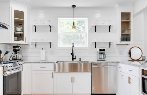 Mosby House | Stylish 4 bedroom house with outdoor dining and fenced backyard.