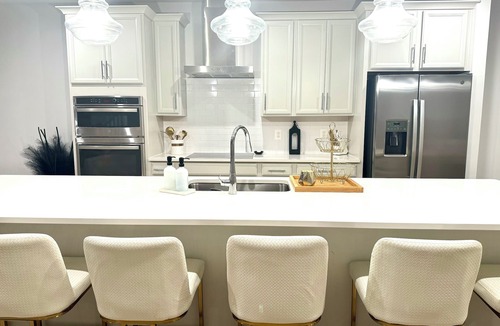Glen Allen House | Stylish 4BR/2.5BA home for up to 10 guests with kitchen, patio, and workspace.