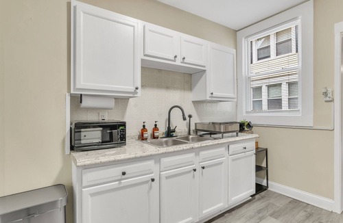 Springfield House | Stylish 4BR 2 Bathroom Home in Forest Park