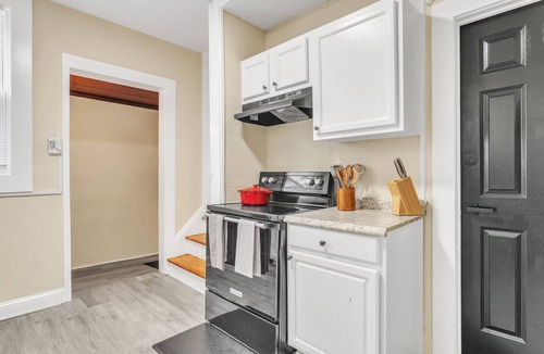 Springfield House | Stylish 4BR 2 Bathroom Home in Forest Park