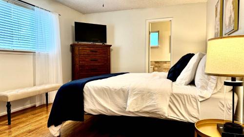 Cypress House | Stylish 4BR Retreat in Cypress - King Bed -Fireplace -Outdoor Patio - TVs in 4 Rooms