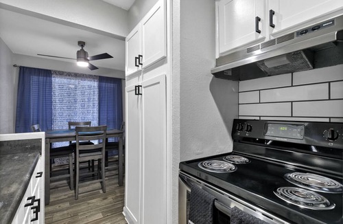 Central Arlington Apartment | Stylish apartment with Parking & Pool near AT&T Stadium