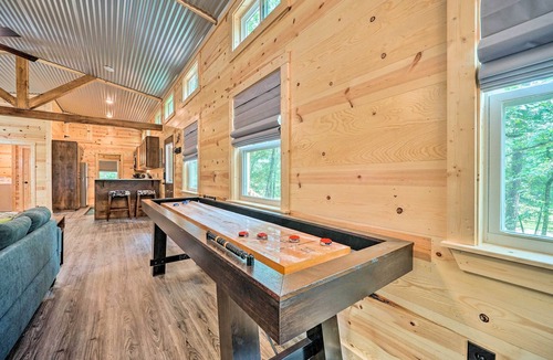 Broken Bow Cabin | Stylish Cabin by Beavers Bend: Hot Tub & Fire Pit