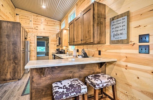 Broken Bow Cabin | Stylish Cabin by Beavers Bend: Hot Tub & Fire Pit