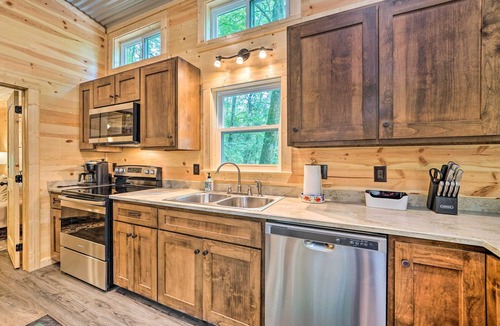 Broken Bow Cabin | Stylish Cabin by Beavers Bend: Hot Tub & Fire Pit
