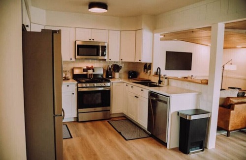 Salmon House | Stylish & Cozy Home - Newly Renovated