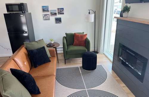Anaconda House | Stylish/Cozy Penn St. Midcentury Retreat - Wifi/AC