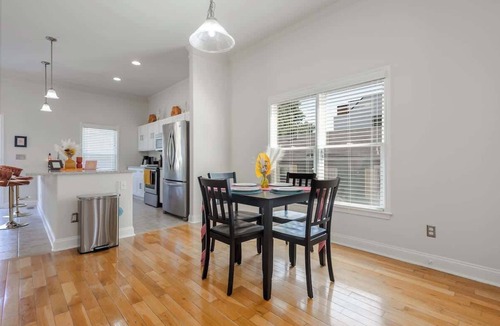 Mechanicsville House | Stylish Family Home Downtown-BigRooms-FreeParking-Central
