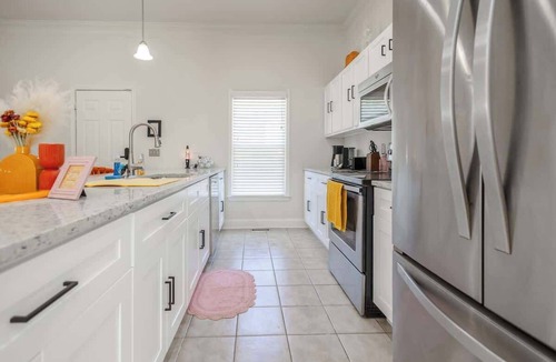 Mechanicsville House | Stylish Family Home Downtown-BigRooms-FreeParking-Central