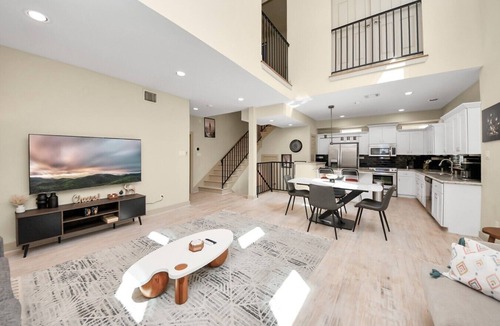 Washington Ave./ Memorial Park House | Stylish Heights Home w/4BR, 3.5BA + Office Spaces/Perfect for Long-Term Stays