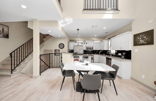 Washington Ave./ Memorial Park House | Stylish Heights Home w/4BR, 3.5BA + Office Spaces/Perfect for Long-Term Stays