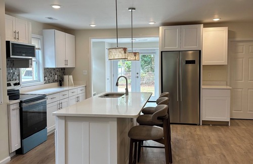 Greenville House | Stylish & Inviting Modern Charm on Nash St. Charming house with fitness room
