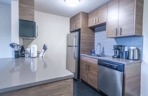 Riverside Apartment | Stylish King 1BR 8 Min to Downtown Pool, Gym & Parking 04