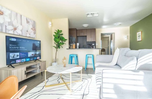 Riverside Apartment | Stylish King 1BR 8 Min to Downtown Pool, Gym & Parking 04