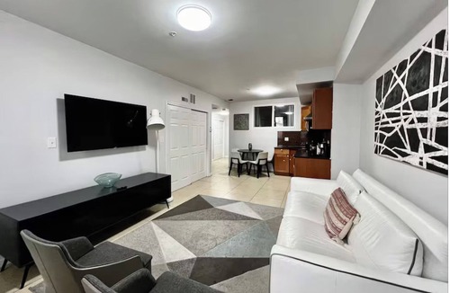 Chinatown Apartment | Stylish & Large 2bd Apt next to Reading Terminal