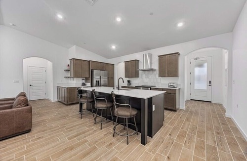 Pumpkin Center House | Stylish Modern Retreat Near Downtown Bakersfield!